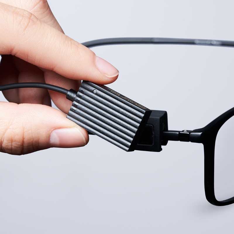 メガネのつるに取り付けることで、デジタルデバイスを操れる